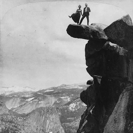 TouristsatGlacierPointYosemiteNationalPark