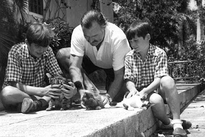 Ernest2BHemingway2Bwith2Bsons2BPatrick2Band2BGregory2Band2Bsome2Bof2Bthe2Bmany2Bcats2Bhe2Bbred2Bin2BCuba