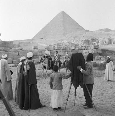 A2Bphotographer2Btaking2Ba2Bphotograph2Bof2Bvisitors2Bto2BGiza2B2528El2BGizeh25292Bin2Bfront2Bof2Bthe2BGreat2BPyramid2Bof2BCheops2B2528Khufu2529