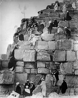 Egyptians2Bclambering2Bup2Bthe2Brock2Bslabs2Bof2Ba2Bpyramid252C2B1880