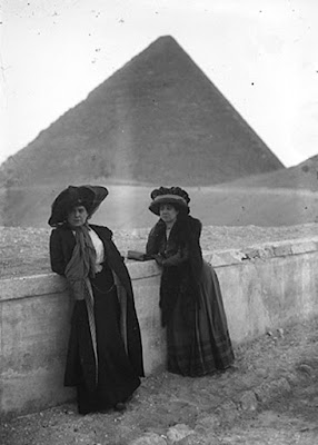 Tourists2Bat2Bthe2BPyramids