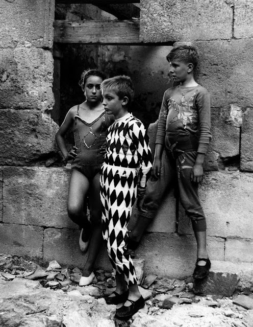 Les Saltinbamques Arlequin et Acrobates Arles 1955 Lucien Clergue