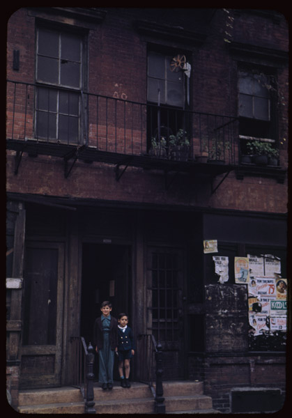 New York City in the early 1940s | Photos by Charles W. Cushman 9 New York City in the early 1940s | Photos by Charles W. Cushman These2Bboys2Blive2Bhere.2BBlock2Bnorth2Bof2BWmsbgh2BBridge