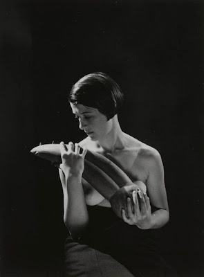 Man2BRay252C2BWoman2BHolding2BGiacometti2527s2BDisagreeable2BObject252C2B1931 32. 1