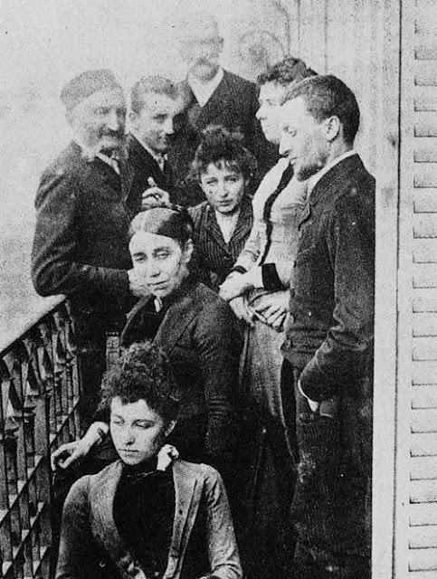 Camille2BClaudel2B2528in2Bthe2Bcenter25292Bwith2Bher2Bfamily2Bat2Bthe2Bbalcony2Bof2Btheir2Bappartment2Bin2BParis2B252822529