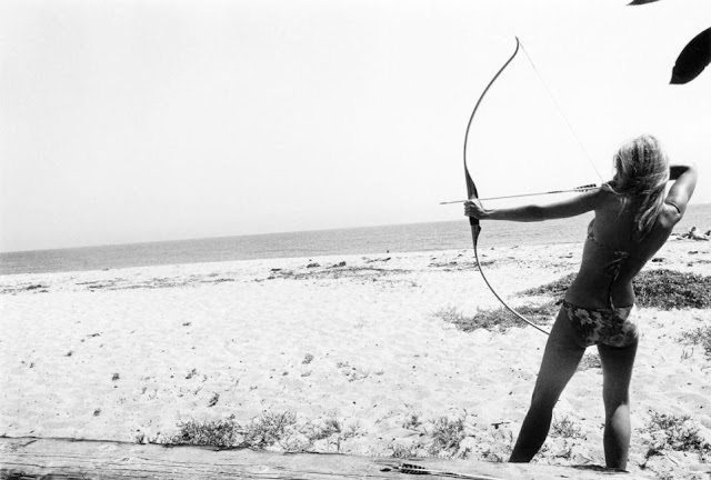 Jane2BFonda2B2528with2Bbow2B25262Barrow2529252C2BMalibu252C2B1965