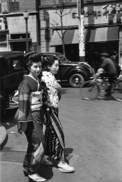 Ginza252C2BTokyo252C2BGeisha2Bwalking252C2B1936.bg2BPhoto2Bby2BHiroshi2BHamaya