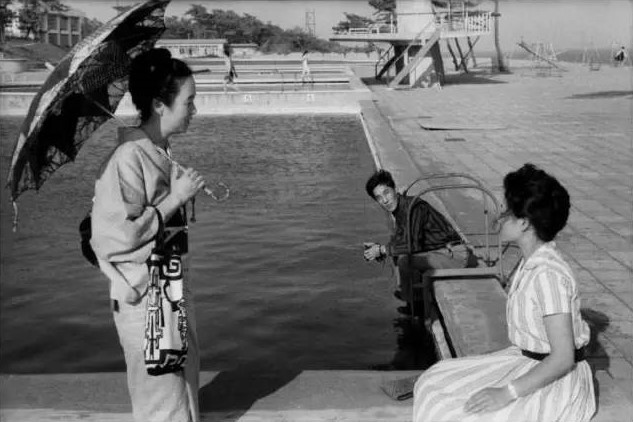 Ren25C325A92BBURRI2B2B2BPhotographer2BHiroshi2BHamaya2Btaking2Bphotos2Baround2Ba2Bpool252C2BJapan252C2B1961