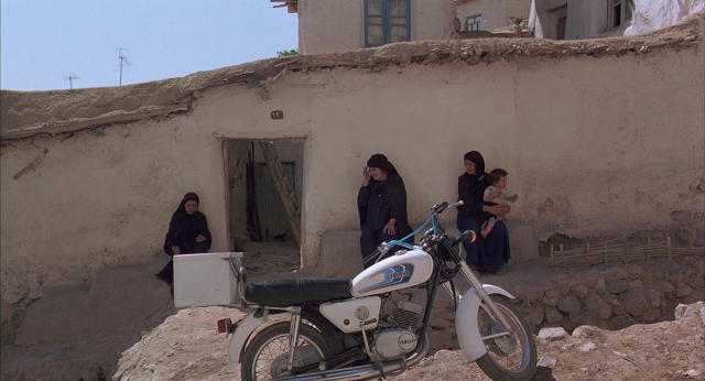 Flick Review < The Wind Will Carry Us | Abbas Kiarostami, 1999 26 Flick Review < The Wind Will Carry Us | Abbas Kiarostami, 1999 The2Bwind2Bwill2Bcarry2Bus