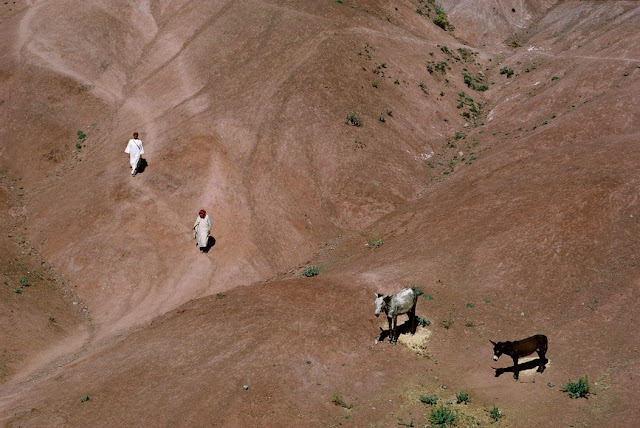 Morocco | Photos by Bruno Barbey (1972-2003) 12 Morocco | Photos by Bruno Barbey (1972-2003) People2Bgoing2Bto2Bthe2Bmarket2Bat2BAba2BChkou.2B1988