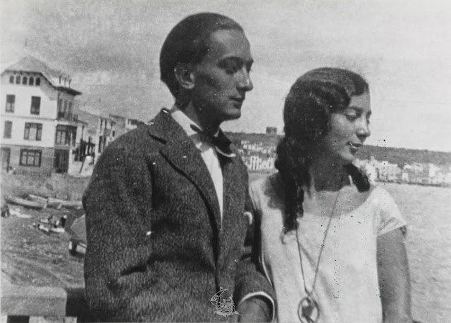Salvador2BDali2Band2Bhis2Bsister2BAnna2BMaria2Bin2BCadaque25CC2581s2B1925