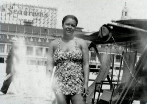 Billie2Bas2Bteenager2Bat2Bthe2Bage2Bof2B172Bon2Bthe2Bbeach252C2Bsummer2B1932.2BProbably2BConney2BIsland252C2BNYC.