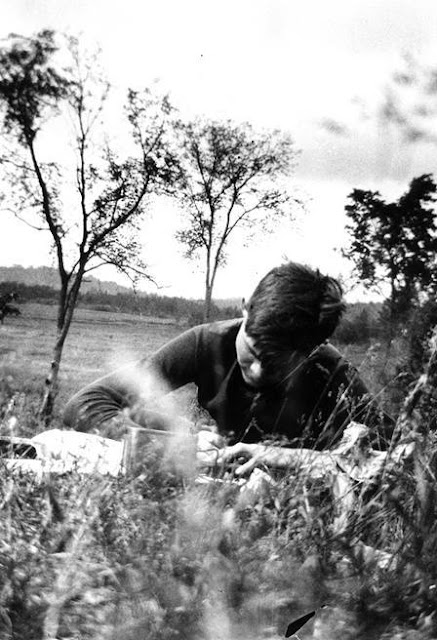 Ernest2BHemingway2Bwriting2Bwhile2Bon2Ba2Bfishing2Btrip2Bin2BMichigan252C2B1916