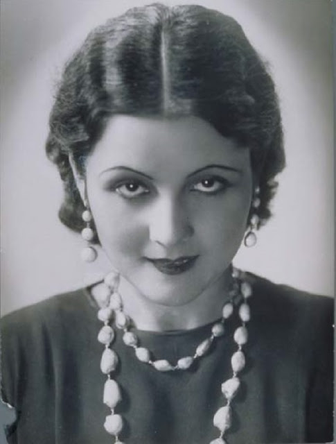 Portrait2Bof2Ba2Bwoman2Bwith2Bnecklace2Band2Bearrings252C2Bby2BYva252C2Bca.2B1930.
