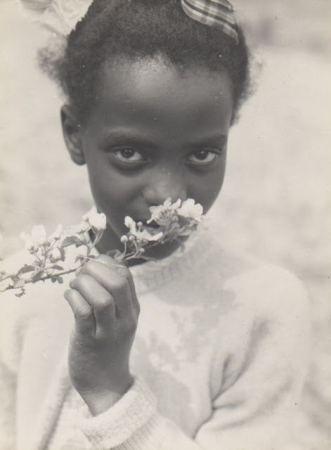 Consuelo2BKanaga252C2BChild2Bwith2BApple2BBlossoms252C2BTennessee252C2B1948