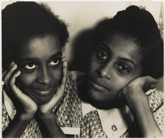 Consuelo2BKanaga252C2BTwo2BWomen252C2BHarlem252C2B1930s