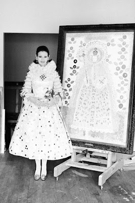 gloria vanderbiltin2Ba2Bcustom2BAdolfo2Bdress2Bdesigned2Bto2Bmatch2Bone2Bof2Bher2Bpaintings2Bin2B1968