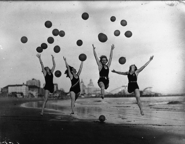 The2BBalloon2BDance2Bon2Bthe2Bbeach2Bof2BCalifornia