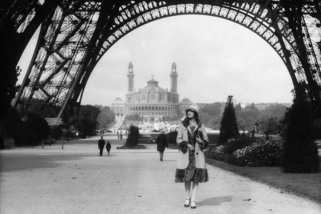 A2Bwoman2Bstrolls2Bpast2Bthe2BTrocadero2Band2BEiffel2BTower2Bin2B1920s2BParis