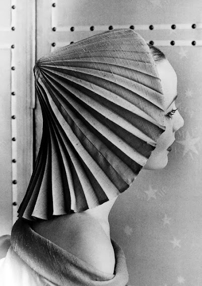 Elsa2BSchiaparelli2Bhat2Bphotographed2Bby2BRegina2BRelang252C2B1951.