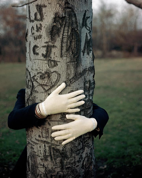 Frances2BMcLaughlin Gill252C2BA2BModel2BHugging2BA2BTree252C2B1949