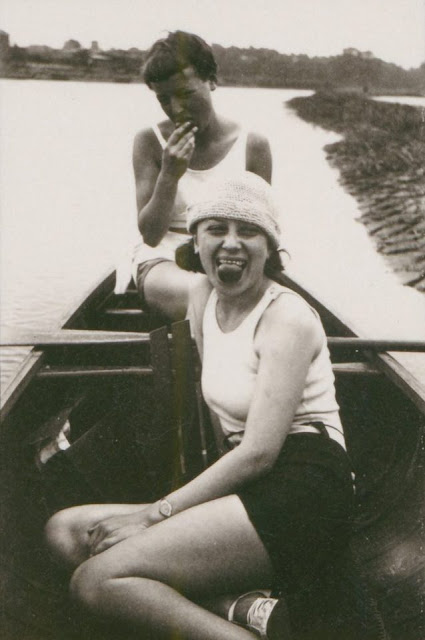 Otti20Berger20front20and20Lis20Beyer20in20a20rowing20boat20on20the20Elbe1927
