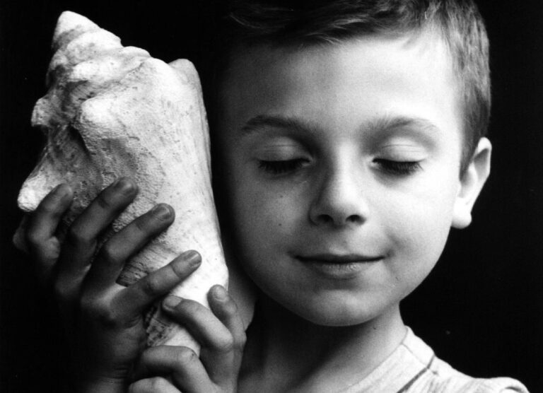Edouard-Boubat-Remy-listening-the-sea-Paris-1955