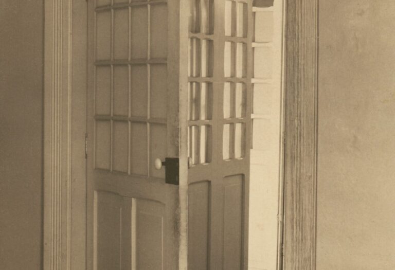 Tina-Modotti-Open-Doors-Mexico-City-1925