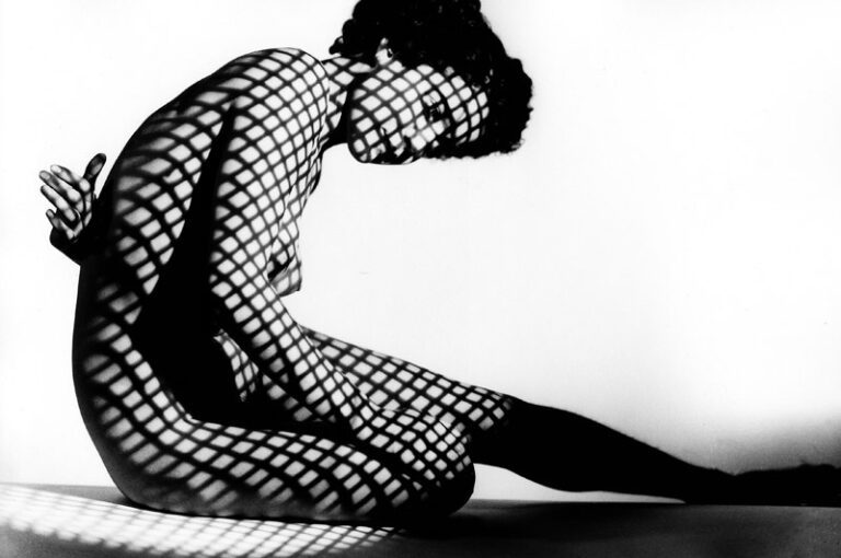 Dress-of-light-Photos-by-Heinrich-Heidersberger