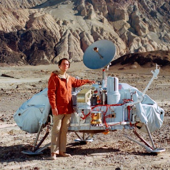Carl Sagan with Viking lander model 1980