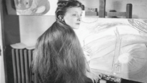 Louise Bourgeois in her apartment workshop in New York 1946 e1713031161665