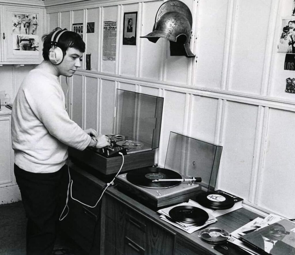 Eric Burdon at his London apartment in November 1966 4
