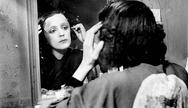 Maurice Chevalier, Edith Piaf in her green room in New York, 1947