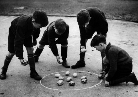 Easter eggs to play a game of marbles 1940
