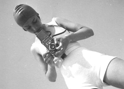 John Fernhout, Eva Besnyö with her Rolleiflex, 1932