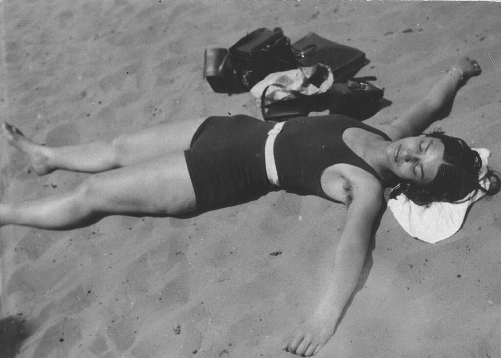 Peter Weller Portrait of Eva Besnyo on the beach Berlin 1931 copy
