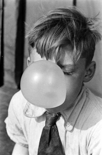 Alfred Eisenstaedt Βubble gum 1946