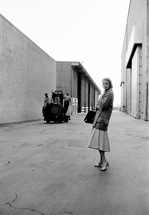 Behind the Scenes | Fred Astaire / Audrey Hepburn / Lucia Bosé / Christopher Lee / Sylva Koscina / Chris Marker / Orson Welles / Robert Bresson / Luis Buñuel / Anouk Aimée / Grace Kelly / Jeanne Moreau / Delphine Seyrig / Jean-Pierre Léaud / Jean Seberg, 1956-59 10 Behind the Scenes | Fred Astaire / Audrey Hepburn / Lucia Bosé / Christopher Lee / Sylva Koscina / Chris Marker / Orson Welles / Robert Bresson / Luis Buñuel / Anouk Aimée / Grace Kelly / Jeanne Moreau / Delphine Seyrig / Jean-Pierre Léaud / Jean Seberg, 1956-59 Dennis StockGrace Kelly on the Hollywood studio lot. CA 1956