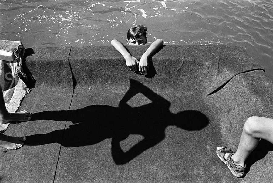 Nikos Economopoulos Children diving in the Harbour Kastro Village 1998