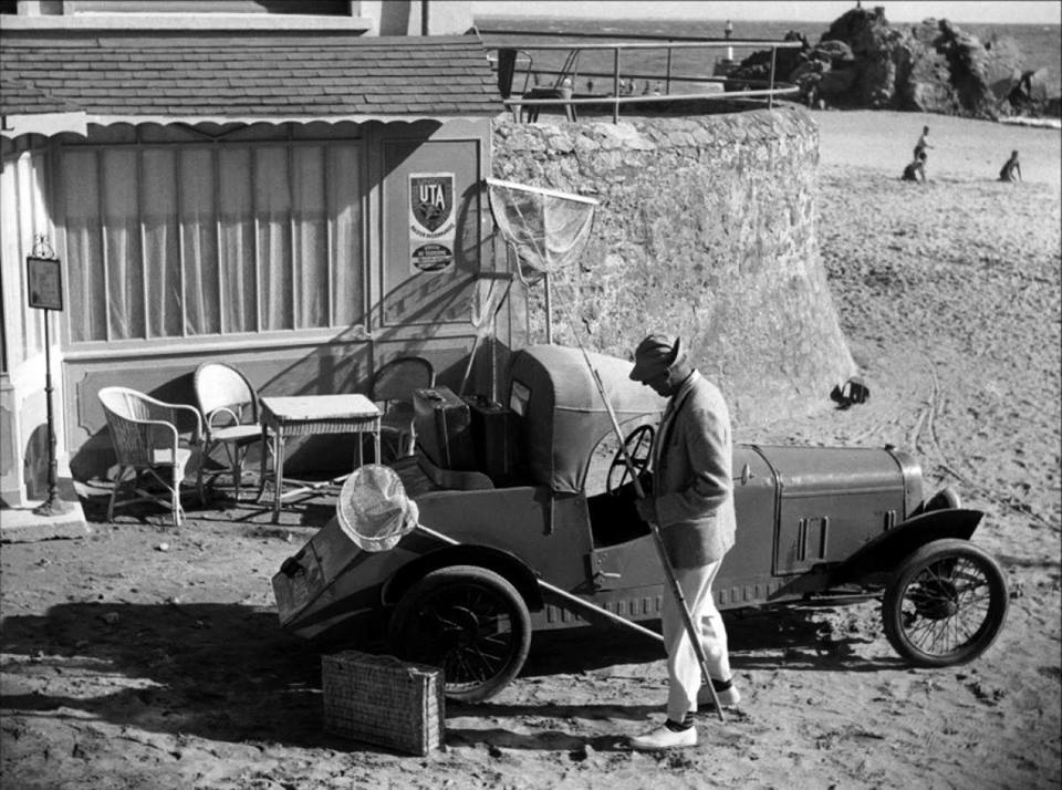 Flick Review < Monsieur Hulot's Holiday | Jacques Tati, 1953 2 Flick Review < Monsieur Hulot's Holiday | Jacques Tati, 1953 v 2